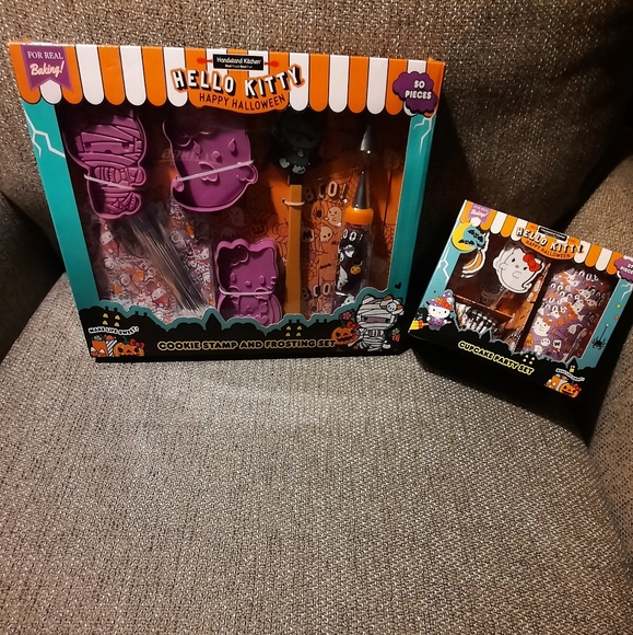 Hello Kitty, 2 piece set Happy Halloween cookie stamp and cupcake party set - Picture 1 of 5